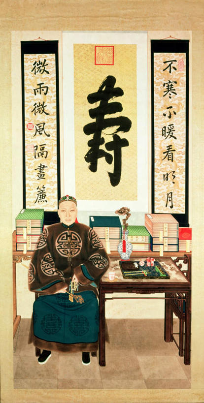 东方人,一个人,无人,坐,竖图,室内,白天,正面,民族服装,绘画,植物,桌面,桌子,灵芝,花瓶,书籍,椅子,油画,亚洲,仅一个男性,仅一个人,仅一个中年男性,一堆,一排,许多,堆叠,堆积,艺术,整齐,木制,标志,文字,字符,陶瓷,菌菇,草药,药草,陶瓷制品,古典,注视,黄种人,文化,标识,中药,排列,一个,木制品,瓶子,工艺品,观察,看,品味,汉字,单个,观看,堆,美术,察看,高雅,队列,关注,中文,药材,中草药,中药材,本草,美学,国文,华文,芝草,男人,男性,中年男性,亚洲人,书,图书,仙草,神芝,瑞草,灵芝草,坐着,彩图,全身,传统服装,民俗服