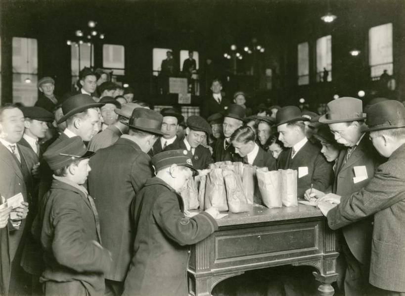 西方人,无人,站,横图,照片,室内,白天,侧面,衬衫,西装,购物,消费,桌子,袋子,帽子,照明,欧洲,欧洲人,许多,握,套装,正装,包装袋,手提袋,办公桌,灯光,购物袋,许多人,拿,拿着,注视,职业装,礼帽,吊灯,顾客,灯,灯具,低头,观察,看,站着,一群人,握着,金融,摄影,观看,照亮,察看,照明设备,购买,关注,贸易,主顾,贩子,男人,男性,中年男性,白种人,商人,相片,站立,半身,彩图,衬衣,拍摄,照相