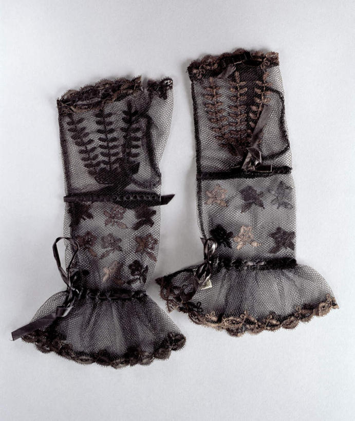 无人,竖图,俯视,室内,特写,白天,白色背景,静物,装饰,两个,黑色,手套,温暖,摄影,影棚,保暖,华丽,点缀,御寒,衬托,美观,雅致,雅观,彩图,高角度拍摄,影棚拍摄,拍摄