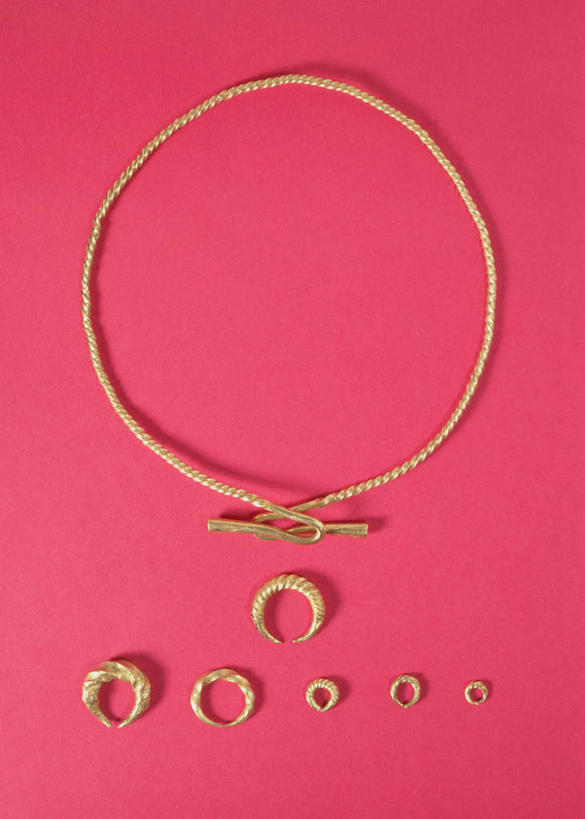 无人,竖图,俯视,室内,特写,白天,爱情,静物,项链,一排,许多,阴影,红色背景,整齐,反射,影子,浪漫,装饰品,排列,戒指,饰品,首饰,金色,恩爱,摄影,影棚,古董,信物,权利,队列,古玩,手饰,彩图,高角度拍摄,影棚拍摄,拍摄