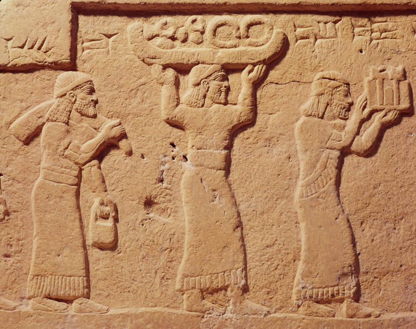 西方人,无人,三个人,站,举,横图,室内,白天,正面,雕塑,欧洲,欧洲人,一排,握,服装,艺术,整齐,装饰,雕刻,雕像,拿,拿着,排列,骑,衣服,工艺品,扛,托,站着,握着,服饰,纪念,美术,衣着,穿着,队列,主题,陈列,佣人,功能,美学,仆人,衣饰,家丁,仆役,西崽,扛在肩上,骑在肩上,男人,男性,中年男性,白种人,举起,举手,举着,向上举,向上伸,向上托,站立,彩图,全身