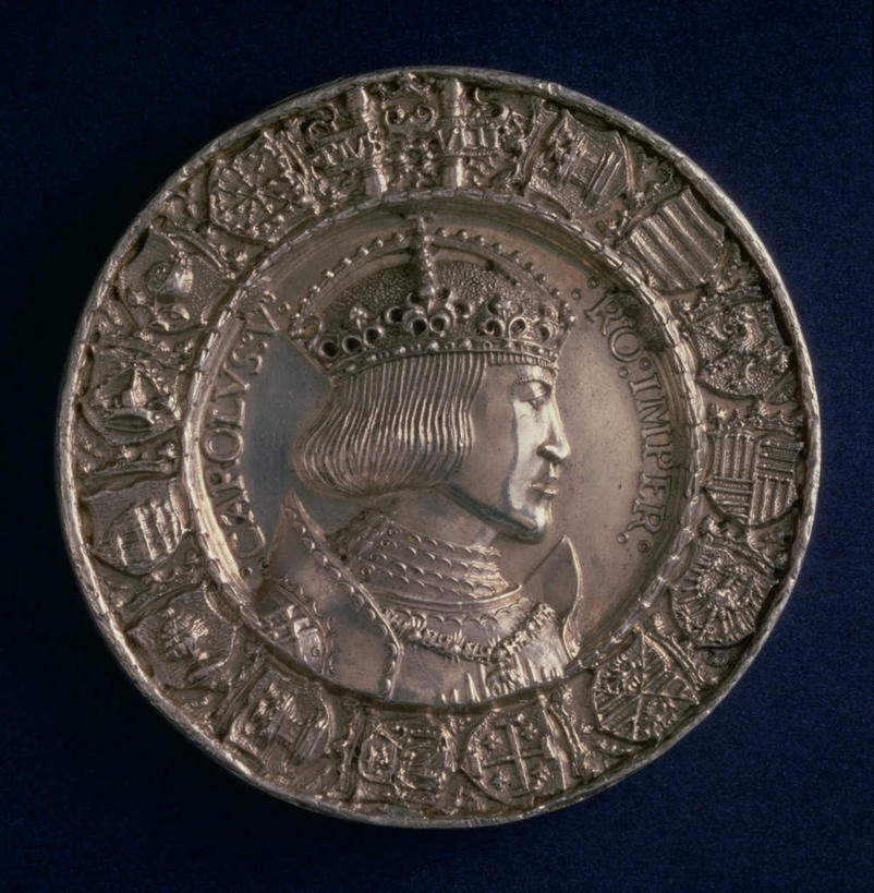 西方人,一个人,无人,站,竖图,俯视,室内,特写,白天,静物,皇冠,金属制品,雕塑,欧洲,欧洲人,仅一个男性,仅一个人,仅一个中年男性,黑色背景,服装,艺术,装饰,金属,标志,雕刻,雕像,文字,字符,字母,注视,标识,一个,衣服,工艺品,观察,看,站着,摄影,服饰,影棚,单个,观看,纪念,皇帝,美术,权威,察看,徽章,衣着,国王,穿着,高贵,关注,主题,陈列,功能,美学,权力,统治,权势,衣饰,法国国王,天子,九五之尊,圣上,统治者,陛下,官家,势力,查理五世,男人,男性,中年男性,白种人,王冠,站立,半身,彩图,高角度拍摄,影棚拍摄,拍摄