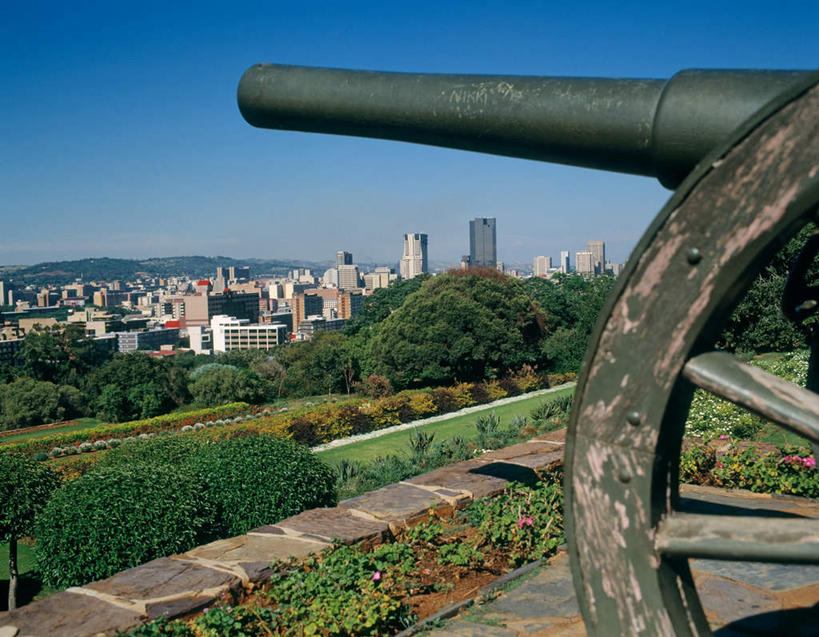 无人,高楼大厦,横图,室内,白天,正面,度假,花海,花圃,美景,树林,植物,城市风光,城市,大厦,建筑,摩天大楼,叶子,雕塑,非洲,比勒陀利亚,南非,阴影,艺术,装饰,盛开,光线,雕刻,雕像,轮子,影子,景观,首都,花蕾,娱乐,花,花瓣,花朵,花卉,鲜花,树,树木,一个,蓝色,绿色,蓝天,天空,阳光,自然,工艺品,花丛,花束,花田,天,花苞,花蕊,享受,休闲,大炮,景色,放松,生长,晴朗,单个,成长,纪念,美术,主题,陈列,万里无云,首府,功能,美学,阿非利加洲,漆雕,行政首都,茨瓦内,德兰士瓦省,南非共和国,晴空,晴空万里,彩图,大楼,高层建筑,高楼,摩天楼