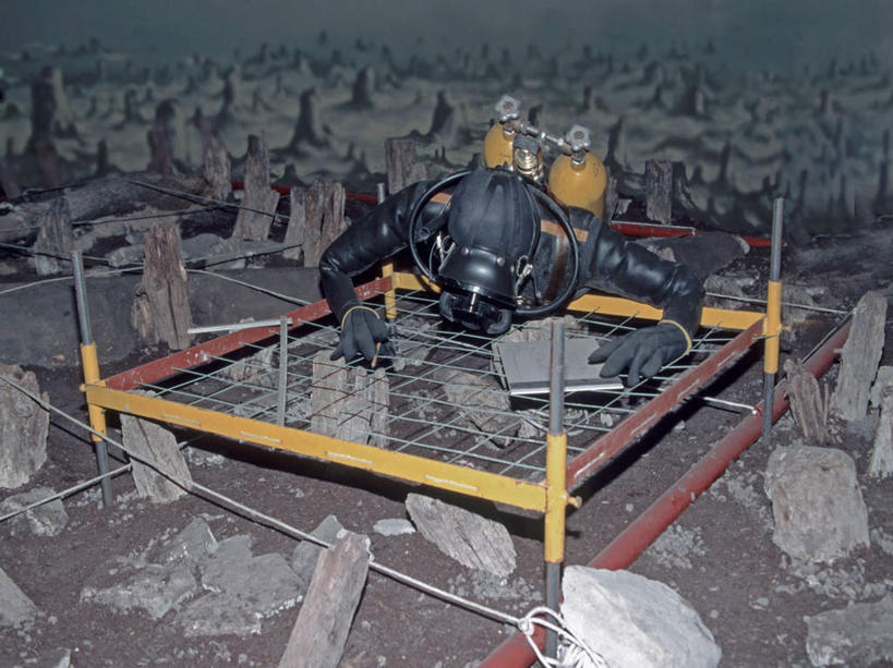 游泳,西方人,一个人,栏杆,横图,室外,白天,正面,锻炼,运动,海底,水下,石头,金属制品,欧洲,欧洲人,仅一个男性,仅一个人,握,金属,格子,潜水镜,石子,泳镜,水底,围栏,拿,拿着,注视,护栏,仅一个年轻男性,观察,看,趴着,蛙鞋,握着,海底世界,潜水,观看,脚蹼,呼吸管,察看,关注,记录板,潜水装备,记事板,面镜,浮潜,潜水运动,体育,男人,男性,年轻男性,白种人,海床,石块,岩石,趴,彩图,全身,健身