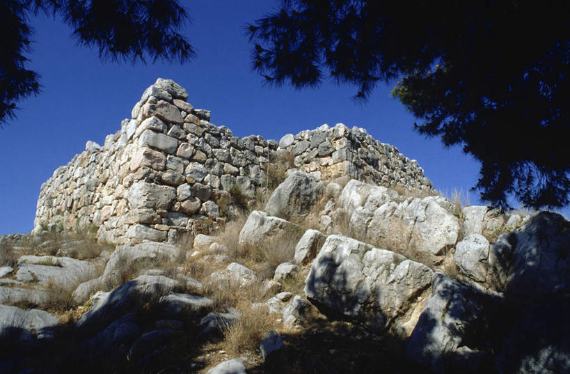 无人,横图,室内,白天,仰视,旅游,度假,石头,名胜古迹,植物,标志建筑,地标,建筑,希腊,欧洲,一堆,许多,阴影,堆叠,堆积,遗迹,光线,石子,影子,堡垒,城堡,墙,很多,古迹,历史,文物,娱乐,建设,古建筑,墙壁,墙面,树,树木,古代,蓝色,绿色,蓝天,天空,阳光,自然,天,享受,休闲,旅游胜地,放松,生长,晴朗,成长,堆,要塞,古文明,希腊共和国,万里无云,古远,伯罗奔尼撒,伯罗奔尼撒半岛,设防,提那雅恩斯,石块,岩石,晴空,晴空万里,彩图,低角度拍摄