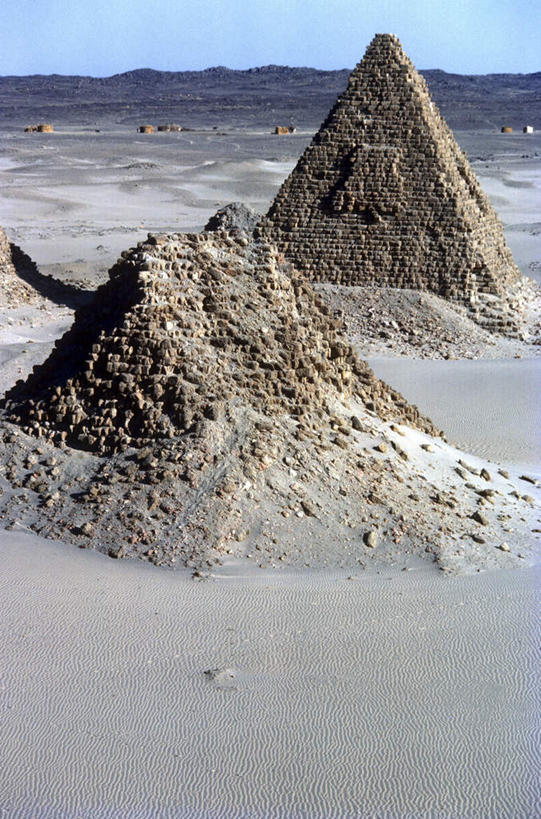 无人,竖图,室外,白天,正面,旅游,度假,石头,名胜古迹,沙漠,山,山脉,地标,非洲,埃及,苏丹,阴影,遗迹,光线,三角形,石子,影子,山峰,山峦,古迹,历史,文物,娱乐,古建筑,废墟,蓝色,蓝天,天空,阳光,群山,天,享受,休闲,旅游胜地,金字塔,放松,晴朗,陵墓,古埃及,古文明,北非,万里无云,古代七大奇迹,阿拉伯埃及共和国,金字塔之国,棉花之国,方锥形,阿非利加洲,苏丹共和国,努比亚,库赖迈,大漠,砂漠,石块,岩石,晴空,晴空万里,彩图,标志性建筑