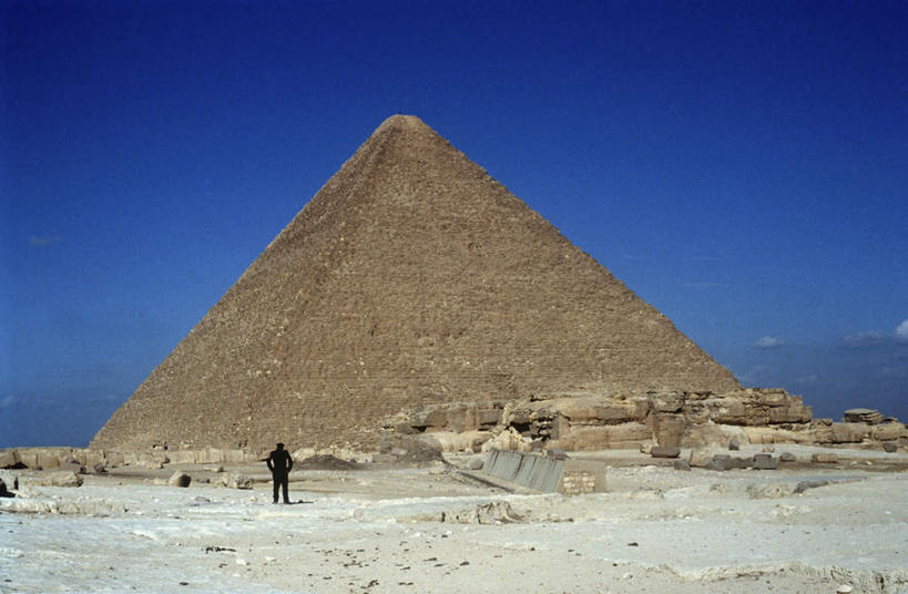 无人,横图,室外,白天,正面,旅游,度假,名胜古迹,地标,非洲,埃及,阴影,遗迹,光线,纹路,纹理,影子,古迹,历史,文物,娱乐,古建筑,蓝色,蓝天,天空,阳光,天,享受,休闲,墓地,旅游胜地,金字塔,放松,晴朗,坟墓,陵墓,古埃及,坟场,古文明,北非,万里无云,肌理,吉萨,吉萨金字塔,胡夫金字塔,海夫拉金字塔,门卡乌拉金字塔,古代七大奇迹,阿拉伯埃及共和国,金字塔之国,棉花之国,古夫王金字塔,卡拉夫王金字塔,孟卡拉王金字塔,方锥形,阿非利加洲,晴空,晴空万里,彩图,标志性建筑