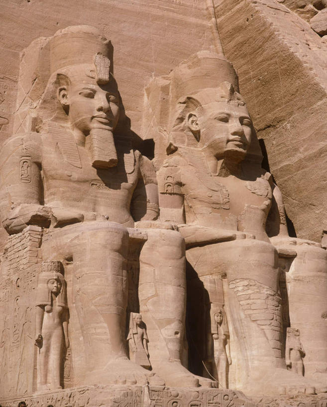 西方人,无人,两个人,坐,竖图,室外,白天,仰视,民族服装,旅游,度假,名胜古迹,标志建筑,地标,建筑,雕塑,欧洲,非洲,埃及,黑人,欧洲人,阴影,遗迹,艺术,装饰,光线,雕刻,雕像,影子,神庙,注视,古迹,文物,娱乐,建设,古建筑,石雕,阳光,工艺品,观察,看,享受,休闲,旅游胜地,放松,观看,纪念,美术,察看,古埃及,权利,法老,关注,主题,陈列,古文明,北非,阿拉伯埃及共和国,金字塔之国,棉花之国,功能,美学,权力,阿非利加洲,拉美西斯二世神庙,势力,男人,男性,女人,女性,中年男性,中年女性,非洲人,坐着,彩图,低角度拍摄,全身,传统服装,民俗服,权益