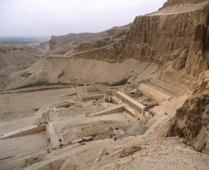 无人,横图,俯视,室外,白天,旅游,度假,石头,名胜古迹,沙漠,山,山脉,标志建筑,地标,建筑,非洲,埃及,阴影,遗迹,光线,石子,影子,山峰,云,云朵,山峦,云彩,古迹,文物,娱乐,建设,古建筑,蓝色,白云,蓝天,天空,阳光,群山,天,享受,休闲,墓地,旅游胜地,放松,晴朗,坟墓,陵墓,古埃及,坟场,古文明,北非,阿拉伯埃及共和国,金字塔之国,棉花之国,阿非利加洲,底比斯,百门之都,大漠,砂漠,石块,岩石,晴空,彩图,高角度拍摄