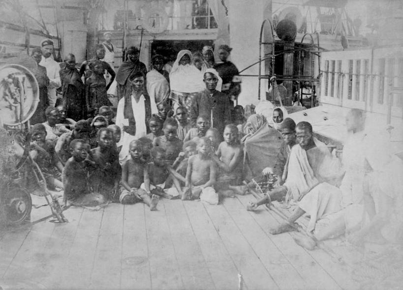 西方人,儿童,无人,站,横图,黑白,室内,白天,正面,绘画,纯洁,船,油画,欧洲,非洲,黑人,欧洲人,服装,艺术,木船,许多人,古典,注视,文化,小孩,衣服,工艺品,交通工具,观察,看,品味,站着,一群人,可爱,童年,童趣,服饰,观看,锁链,美术,察看,高雅,舟,衣着,穿着,关注,载具,童真,烂漫,无邪,美学,衣饰,奴才,奴隶,仆从,天真,男孩,男人,男性,非洲人,站立,全身,男生