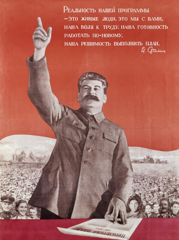 西方人,无人,站,举,竖图,室内,白天,正面,绘画,农业,汽车,欧洲,欧洲人,一排,许多,红色背景,服装,艺术,整齐,英文,标志,材料,档案,文件,文字,字符,字母,许多人,古典,注视,休闲装,文化,标识,车,排列,衣服,资料,工艺品,交通工具,观察,看,品味,托,站着,一群人,休闲,休闲服,机械,服饰,主席,观看,大众,英文字母,美术,察看,领导,高雅,总统,队列,关注,载具,文档,拖拉机,群众,美学,政治家,首脑,交通运输,农用机械,领导人,斯大林,约瑟夫.维萨里奥诺维奇.斯大林,男人,男性,女人,女性,中年男性,中年女性,白种人,举起,举手,举着,向上举,向上伸,向上托,站立,半身,彩图