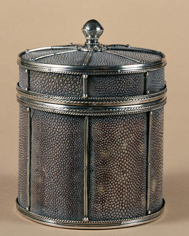 无人,竖图,室内,特写,白天,正面,金属制品,阴影,花纹,装饰,光线,金属,影子,一个,容器,摄影,影棚,单个,储藏,铁盒,华丽,修饰,点缀,储存,衬托,美观,雅致,雅观,彩图,影棚拍摄,拍摄,贮存