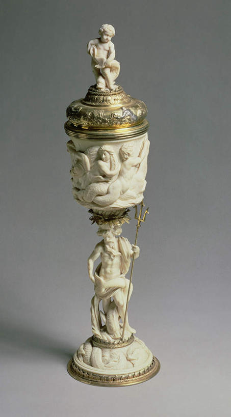 无人,竖图,室内,特写,白天,正面,静物,杯子,雕塑,艺术,装饰,雕刻,雕像,高脚杯,红酒杯,一个,工艺品,摄影,影棚,单个,纪念,华丽,修饰,美术,点缀,主题,陈列,功能,美学,衬托,美观,雅致,雅观,彩图,影棚拍摄,拍摄,美人鱼