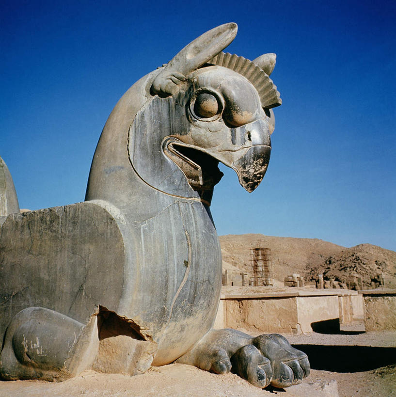 无人,竖图,室外,白天,正面,旅游,度假,石头,名胜古迹,标志建筑,地标,建筑,雕塑,伊朗,亚洲,阴影,遗迹,艺术,装饰,光线,雕刻,雕像,石子,影子,古迹,文物,娱乐,建设,古建筑,石雕,蓝色,蓝天,天空,阳光,工艺品,天,享受,休闲,旅游胜地,放松,晴朗,纪念,美术,主题,西亚,陈列,古文明,万里无云,功能,美学,怪兽,伊朗伊斯兰共和国,石块,岩石,晴空,晴空万里,彩图