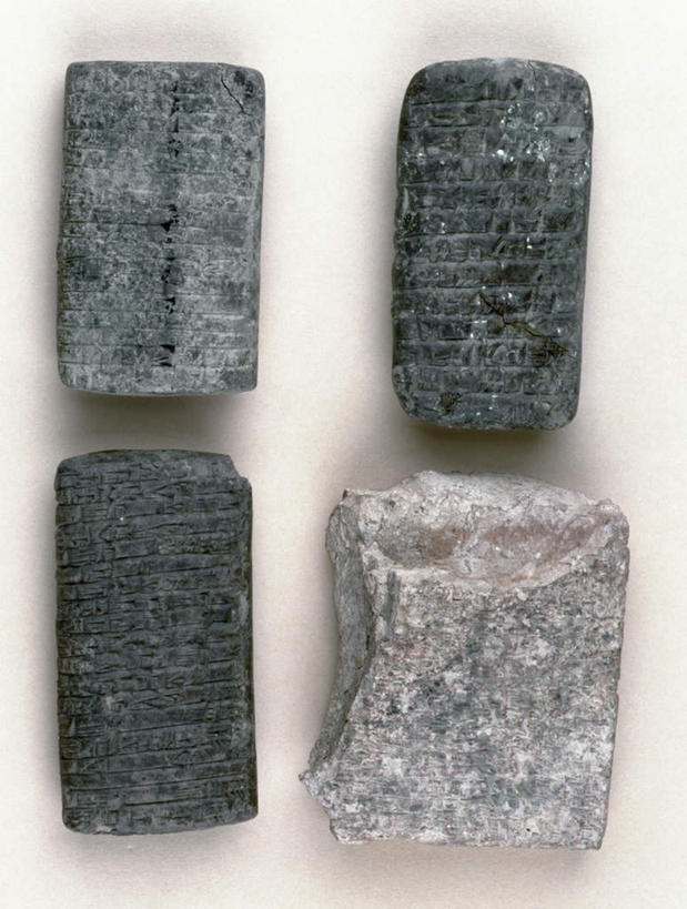 无人,竖图,室内,特写,白天,白色背景,正面,石头,一排,阴影,整齐,光线,石子,影子,排列,四块,摄影,影棚,古董,队列,古玩,石块,岩石,彩图,影棚拍摄,拍摄