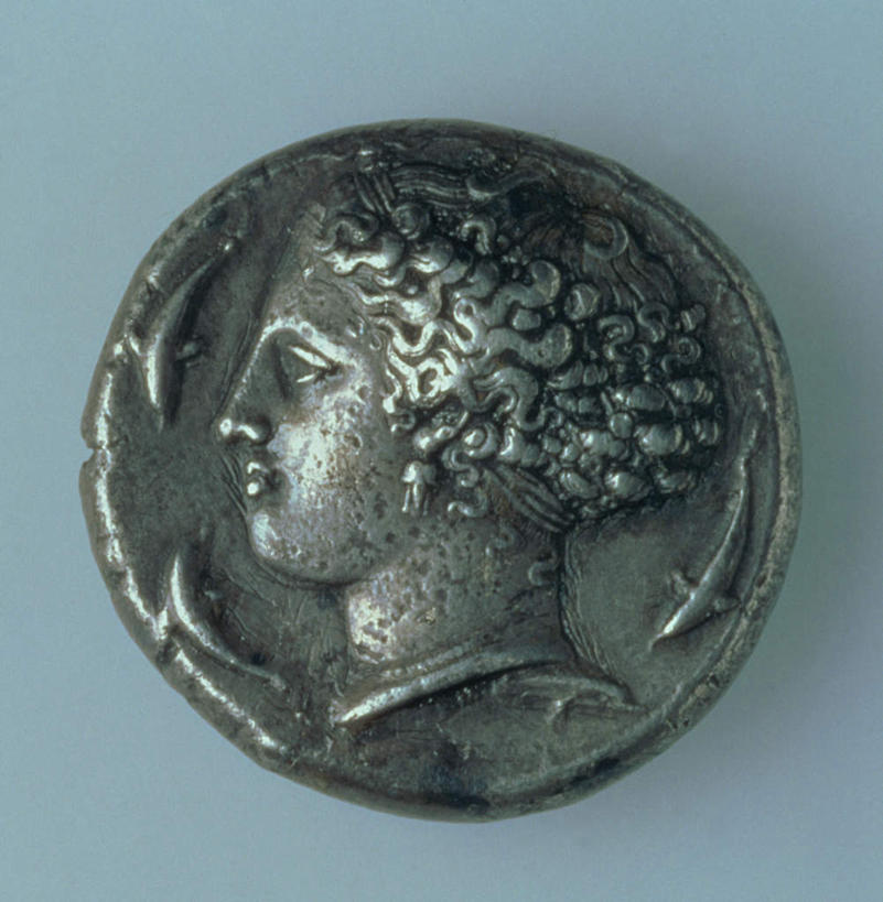 西方人,脸,头,脸颊,一个人,无人,闭眼,竖图,室内,特写,白天,正面,钱,静物,欧洲,欧洲人,仅一个男性,仅一个人,仅一个中年男性,蓝色背景,装饰,钱币,一个,金融,摄影,影棚,经济,单个,古董,华丽,修饰,点缀,流通,贸易,古玩,衬托,美观,雅致,雅观,货币,现金,硬币,男人,男性,中年男性,白种人,头部,脸部,脸蛋,面部,闭眼睛,闭着眼,闭着眼睛,半身,彩图,影棚拍摄,拍摄