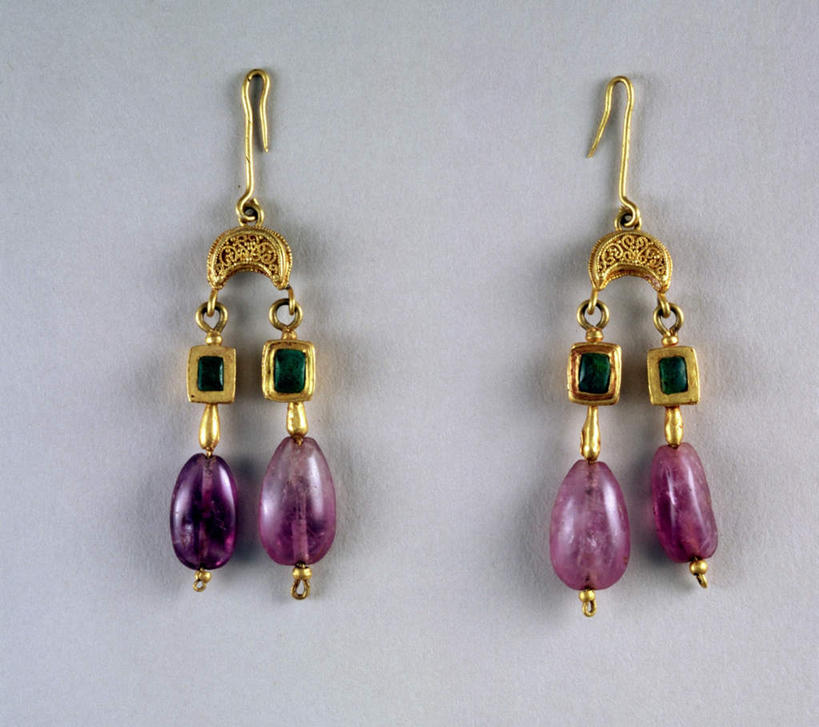 无人,横图,俯视,室内,特写,白天,阴影,装饰,光线,影子,水晶,一对,紫色,耳环,华丽,修饰,点缀,衬托,美观,雅致,雅观,水晶制品,耳饰,彩图,高角度拍摄