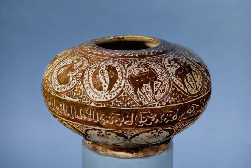 无人,横图,室内,特写,白天,正面,阴影,花纹,艺术,装饰,光线,罐子,文字,影子,陶瓷,陶瓷制品,一个,瓶子,创意,单个,华丽,修饰,点缀,创新,衬托,美观,雅致,雅观,新意,艺术字,装饰字,彩图