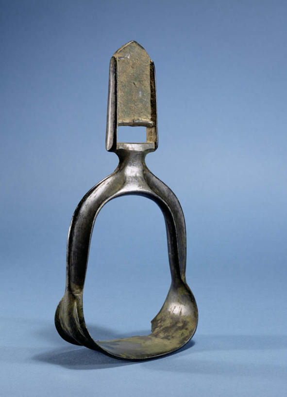 无人,竖图,室内,特写,白天,正面,金属制品,阴影,蓝色背景,光线,金属,影子,一个,金色,摄影,影棚,单个,富贵,忠诚,富丽,名誉,荣华,马具,马镫,彩图,影棚拍摄,拍摄