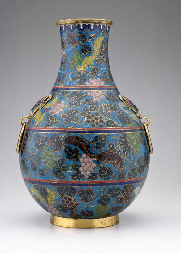 无人,竖图,室内,特写,白天,正面,花瓶,珐琅,阴影,花纹,灰色背景,装饰,光线,影子,陶瓷,陶瓷制品,一个,瓶子,摄影,影棚,单个,华丽,修饰,点缀,衬托,美观,雅致,雅观,搪瓷,景泰蓝,彩图,影棚拍摄,拍摄