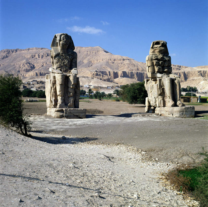 无人,横图,室外,白天,正面,旅游,度假,名胜古迹,植物,地标,雕塑,非洲,埃及,枯萎,遗迹,装饰,雕刻,雕像,柱子,云,云朵,枯草,云彩,古迹,文物,娱乐,古建筑,废墟,草,黄色,蓝色,白云,蓝天,天空,天,享受,休闲,旅游胜地,放松,晴朗,纪念,古埃及,主题,陈列,古文明,北非,阿拉伯埃及共和国,金字塔之国,棉花之国,功能,阿非利加洲,底比斯,百门之都,晴空,彩图,标志性建筑