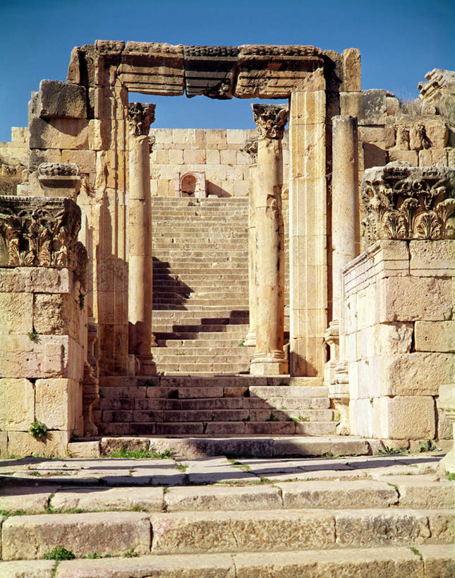 无人,竖图,室外,白天,正面,旅游,度假,名胜古迹,楼梯,标志建筑,地标,建筑,约旦,亚洲,遗迹,阶梯,拱门,古迹,文物,娱乐,建设,古建筑,台阶,蓝色,蓝天,天空,天,享受,休闲,旅游胜地,放松,晴朗,西亚,古文明,万里无云,约旦哈希姆王国,晴空,晴空万里,彩图