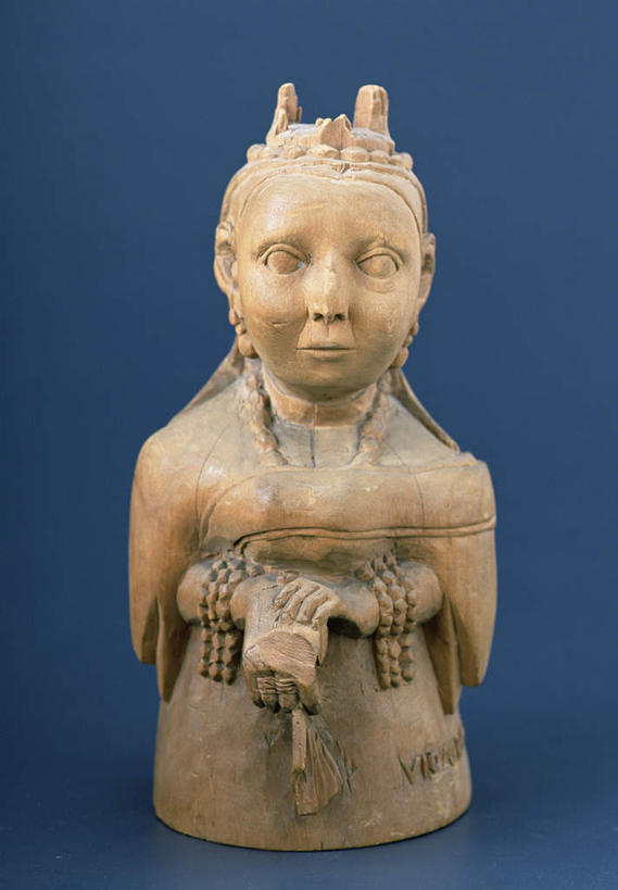 西方人,一个人,无人,站,闭眼,竖图,室内,特写,白天,正面,民族服装,静物,雕塑,欧洲,欧洲人,仅一个女性,仅一个人,握,阴影,灰色背景,艺术,装饰,反射,雕刻,雕像,影子,工艺品,站着,仅一个中年女性,握着,摄影,影棚,纪念,美术,主题,陈列,功能,美学,政治家,英国女王,维多利亚女王,女人,女性,中年女性,白种人,闭眼睛,闭着眼,闭着眼睛,站立,彩图,全身,影棚拍摄,传统服装,民俗服,拍摄