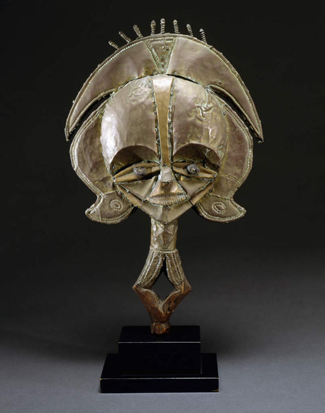 无人,竖图,室内,特写,白天,正面,静物,雕塑,阴影,黑色背景,艺术,装饰,反射,雕刻,雕像,面具,影子,工艺品,摄影,影棚,纪念,美术,主题,陈列,功能,美学,漆雕,彩图,影棚拍摄,拍摄