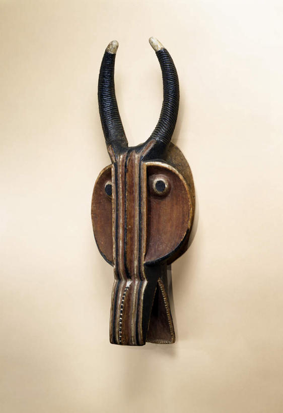 无人,竖图,室内,特写,白天,正面,石头,静物,吊挂,悬挂,面具,石子,墙,挂,墙壁,墙面,一个,单个,石块,彩图