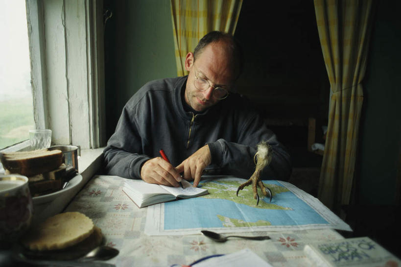 东方人,一个人,坐,横图,室内,白天,正面,窗户,窗帘,玻璃,亚洲,仅一个男性,仅一个人,握,服装,装饰,笔,办公用品,拿,拿着,注视,休闲装,黄种人,玻璃窗,玻璃制品,文具,衣服,学习用品,观察,记录,看,仅一个老年男性,休闲,休闲服,握着,服饰,观看,仔细,华丽,修饰,文具用品,点缀,察看,关注,记载,衬托,美观,雅致,雅观,细心,细致,记实,纪录,当真,卖力,认真,老年男性,男人,男性,亚洲人,坐着,半身,彩图