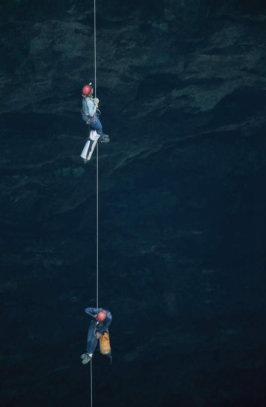 西方人,两个人,伙伴,朋友,拉,攀登,竖图,室外,白天,正面,旅游,度假,友谊,植物,帽子,叶子,欧洲,欧洲人,吊挂,悬挂,服装,绿叶,挂,休闲装,娱乐,运动帽,衣服,绿色,自然,绳子,享受,休闲,休闲服,爬,嫩叶,鸭舌帽,放松,服饰,生长,成长,绳索,拉着,户外运动,友情,男人,男性,年轻男性,白种人,叶,叶片,攀爬,彩图,全身