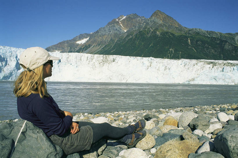 西方人,一个人,坐,横图,室外,白天,侧面,草地,草坪,河流,石头,山,山脉,水,植物,欧洲,欧洲人,仅一个年轻女性,仅一个女性,仅一个人,阴影,波纹,服装,光线,石子,头巾,影子,河水,山峰,水流,山峦,注视,休闲装,草,衣服,蓝色,绿色,蓝天,水纹,天空,阳光,波浪,群山,天,观察,看,休闲,休闲服,抱胸,服饰,晴朗,观看,察看,关注,万里无云,年轻女性,女人,女性,白种人,石块,晴空,晴空万里,坐着,彩图,全身