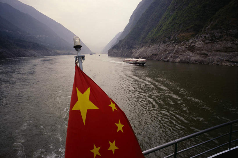 无人,栏杆,横图,室外,白天,正面,旅游,度假,河流,美景,山,山脉,水,轮船,船,旗帜,国旗,中国,亚洲,一艘,阴影,波纹,装饰,飘扬,光线,影子,河水,景观,山峰,水流,云,星星,云朵,围栏,山峦,云彩,娱乐,护栏,白云,水纹,天空,阳光,自然,交通工具,波浪,群山,天,享受,休闲,星形,景色,放松,晴朗,华丽,修饰,点缀,自然风光,载具,五角形,东亚,湖北,湖北省,中华人民共和国,省会,衬托,美观,雅致,雅观,浮荡,飘拂,华中地区,鄂,漂荡,飘零,旗,晴空,五角星,彩图,飘荡