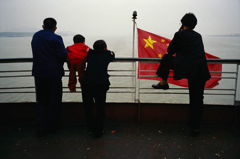 东方人,儿童,四个人,家庭,夫妻,母亲,父亲,儿子,站,横图,室外,白天,爱情,纯洁,轮船,船,旗帜,国旗,中国,亚洲,一艘,阴影,装饰,飘扬,光线,影子,云,星星,云朵,浪漫,云彩,注视,黄种人,小孩,背面,黄色,蓝色,白云,蓝天,天空,阳光,交通工具,天,观察,看,趴着,站着,温暖,温馨,星形,父子,母子,一家人,恩爱,父爱,可爱,母爱,童年,童趣,恋人,晴朗,观看,华丽,修饰,点缀,和睦,察看,关注,载具,五角形,童真,中国国旗,东亚,烂漫,无邪,中华人民共和国,衬托,美观,雅致,雅观,浮荡,飘拂,漂荡,飘零,天真,男孩,男人,男性,年轻男性,年轻女性,女人,女性,亚洲人,孩子,年轻人,夫妇,情侣,旗,晴空,五角星,趴,站立,彩图,全身,伴侣,融洽,男生,飘荡