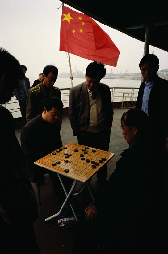 东方人,栏杆,站,坐,竖图,俯视,室外,白天,游戏,快乐,比赛,竞争,桌子,轮船,船,旗帜,国旗,中国,亚洲,一艘,装饰,办公桌,星星,围栏,许多人,玩,注视,黄种人,娱乐,护栏,黄色,象棋,交通工具,观察,看,站着,一群人,休闲,星形,棋盘,益智,观看,活动,华丽,修饰,点缀,察看,发泄,关注,消遣,智力,载具,五角形,中国国旗,东亚,中华人民共和国,宣泄,衬托,美观,雅致,雅观,中国象棋,亚洲人,旗,五角星,玩耍,嬉戏,站立,坐着,半身,彩图,高角度拍摄