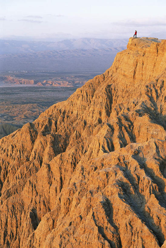 无人,公园,竖图,俯视,航拍,室外,白天,旅游,度假,石头,美景,沙漠,山,山脉,美国,阴影,光线,石子,影子,景观,山峰,云,云朵,山峦,云彩,娱乐,蓝色,白云,蓝天,天空,阳光,自然,群山,天,享受,休闲,景色,放松,晴朗,北美,北美洲,鸟瞰,加利福尼亚,自然风光,美洲,加州,加利福尼亚州,安萨玻里哥沙漠公园,金州,黄金州,北亚美利加洲,亚美利加洲,大漠,砂漠,石块,岩石,晴空,彩图,高角度拍摄