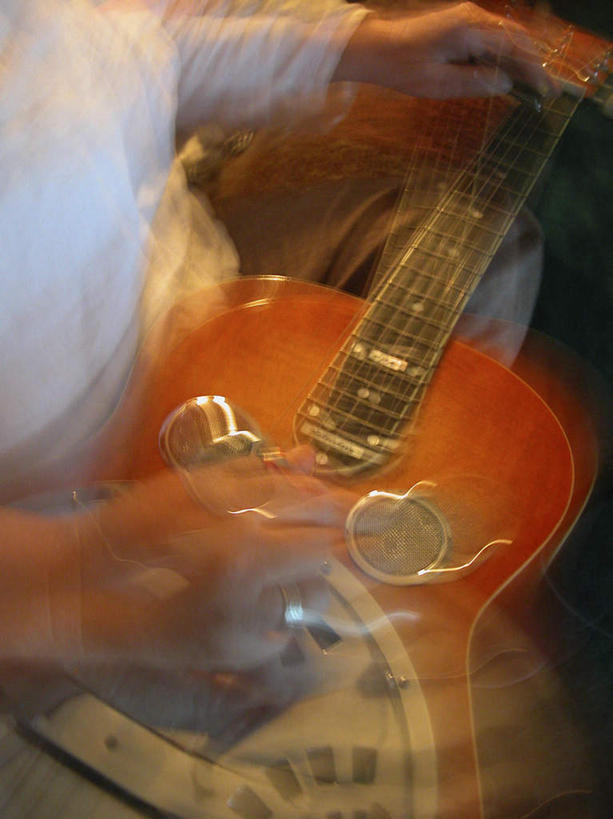 东方人,手,竖图,俯视,室外,白天,长时间曝光,亚洲,仅一个男性,仅一个人,握,朦胧,模糊,木制,吉他,乐器,弦乐器,弹奏,拿,拿着,黄种人,仅一个年轻男性,一个,木制品,手部,握着,单个,弹拨弦鸣乐器,亚洲人,半身,彩图,高角度拍摄,弹拨弦乐器