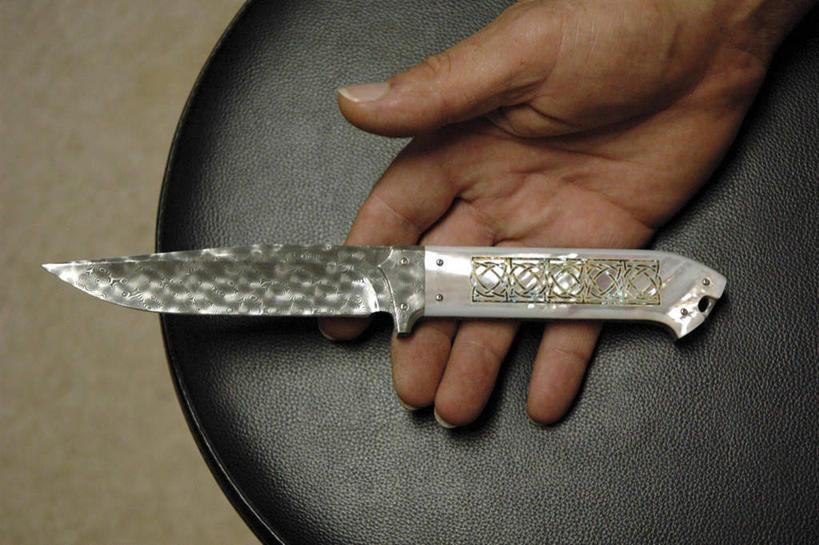 西方人,手,捧,横图,俯视,室内,特写,白天,托盘,金属制品,欧洲,欧洲人,仅一个男性,仅一个人,握,锐利,金属,刀具,拿,拿着,仅一个年轻男性,一个,一只,刀,手部,握着,单个,锋利,尖锐,尖利,犀利,厉害,白种人,端,端着,捧着,手捧,半身,彩图,高角度拍摄,匕首