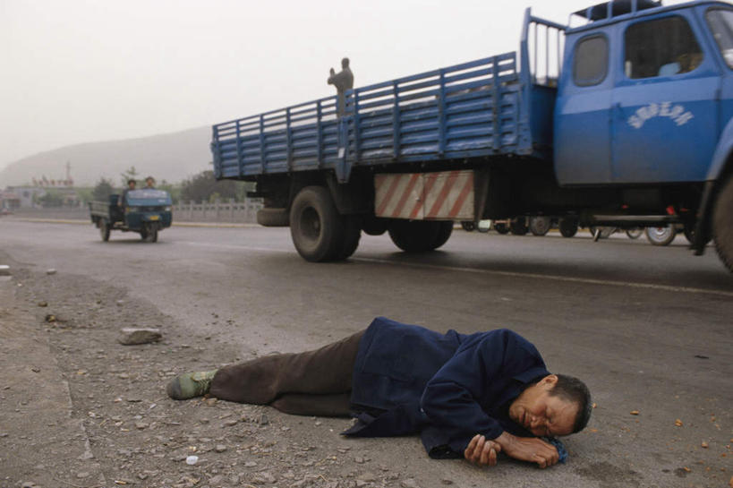 东方人,一个人,躺,闭眼,横图,室外,白天,正面,山,山脉,雾,卡车,亚洲,仅一个男性,仅一个人,仅一个中年男性,两辆,朦胧,模糊,山峰,云,云朵,集装箱,山峦,云彩,黄种人,白云,天空,群山,天,驾驶,行驶,集装箱车,晴朗,货车,操纵,迷雾,控制,受伤,货运车,操控,把持,卧着,男人,男性,中年男性,亚洲人,大雾,晴空,载重汽车,闭眼睛,闭着眼,闭着眼睛,躺着,卧,彩图,全身