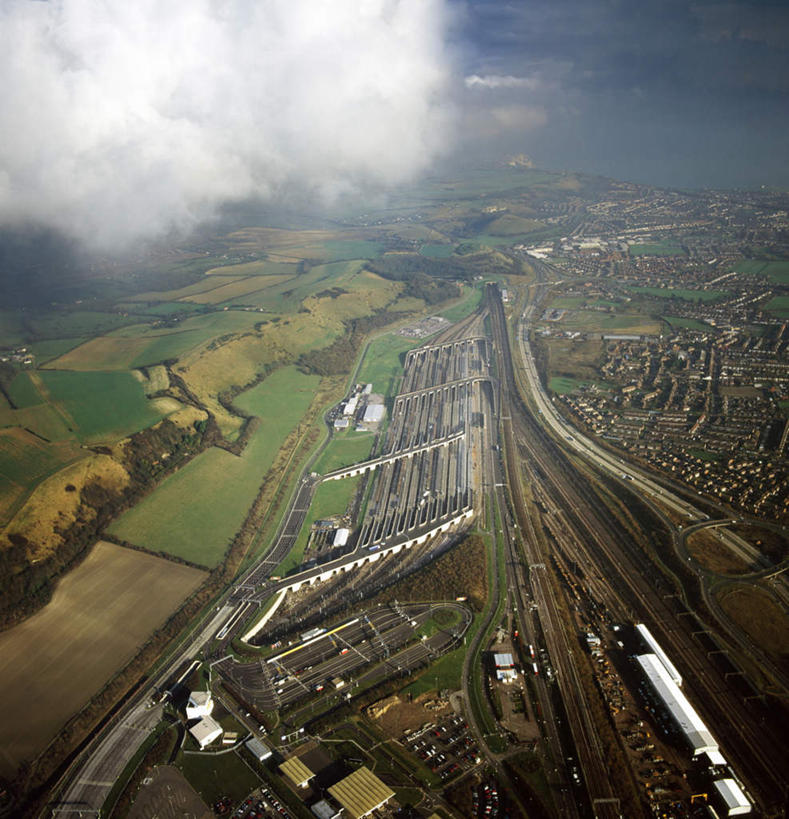 无人,竖图,俯视,航拍,室外,白天,度假,草地,草坪,石头,美景,山,山脉,植物,城市风光,城市,道路,路,公路,英国,欧洲,阴影,光线,隧道,石子,影子,景观,山峰,云,云朵,交通,山峦,云彩,娱乐,草,蓝色,绿色,白云,蓝天,天空,阳光,群山,天,享受,休闲,景色,放松,晴朗,西欧,地道,鸟瞰,大不列颠,大不列颠及北爱尔兰联合王国,肯特郡,大不列颠联合王国,日不落英帝国,石块,岩石,晴空,马路,彩图,高角度拍摄