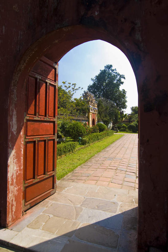 无人,寺庙,竖图,室外,白天,正面,旅游,度假,草地,草坪,名胜古迹,植物,门,标志建筑,地标,建筑,越南,亚洲,阴影,节日,遗迹,光线,瓦片,影子,墙,屋顶,拱门,顶棚,瓦,古迹,文化,文物,娱乐,建设,古建筑,墙壁,墙面,草,树,树木,蓝色,绿色,蓝天,天空,阳光,自然,门框,庙宇,天,祈祷,享受,休闲,健康,旅游胜地,放松,许愿,宗教,建造,东南亚,佛教,信仰,生长,晴朗,成长,纪念,祈求,古文明,屋瓦,万里无云,越南社会主义共和国,省会,释教,承天顺化省,平治天省,平安,晴空,晴空万里,彩图,庙,寺,顺化