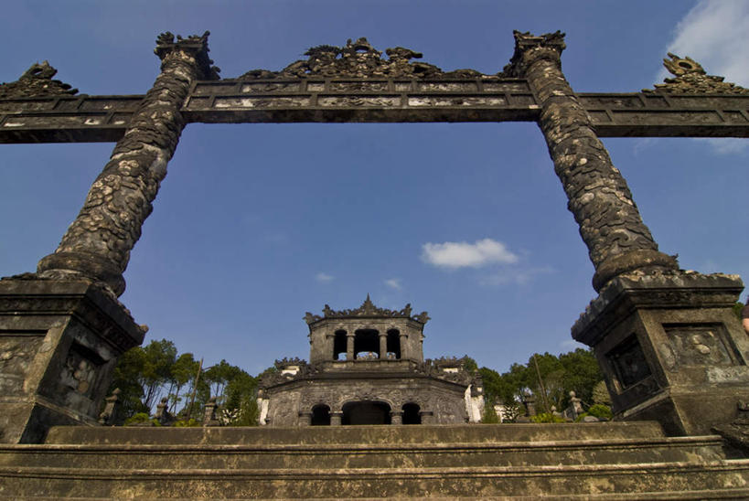 无人,横图,室外,白天,仰视,旅游,度假,名胜古迹,树林,植物,楼梯,门,标志建筑,地标,建筑,越南,亚洲,阴影,节日,遗迹,光线,影子,阶梯,云,云朵,云彩,古迹,文化,文物,娱乐,建设,古建筑,台阶,树,树木,蓝色,绿色,白云,蓝天,天空,阳光,自然,门框,天,祈祷,享受,休闲,墓地,健康,旅游胜地,放松,许愿,宗教,东南亚,信仰,生长,成长,纪念,祈求,坟墓,陵墓,坟场,古文明,越南社会主义共和国,省会,承天顺化省,平治天省,启定皇陵,平安,彩图,低角度拍摄,顺化