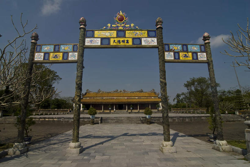 无人,家,栏杆,横图,室外,白天,仰视,旅游,度假,草地,草坪,植物,楼梯,门,标志建筑,地标,建筑,越南,亚洲,阴影,光线,影子,房屋,阶梯,屋子,云,云朵,围栏,云彩,娱乐,建设,护栏,楼房,台阶,住宅,草,树,树木,蓝色,绿色,白云,蓝天,天空,阳光,自然,门框,天,享受,休闲,旅游胜地,放松,东南亚,生长,成长,越南社会主义共和国,省会,承天顺化省,平治天省,彩图,低角度拍摄,房子,顺化