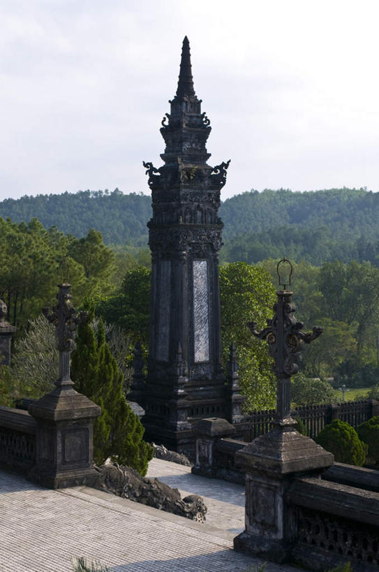 无人,竖图,俯视,室外,白天,旅游,度假,草地,草坪,石头,植物,楼梯,标志建筑,地标,建筑,越南,亚洲,阴影,光线,石子,影子,阶梯,云,云朵,云彩,娱乐,建设,台阶,草,树,树木,蓝色,绿色,白云,蓝天,天空,阳光,自然,天,享受,休闲,墓地,旅游胜地,放松,东南亚,生长,成长,坟墓,陵墓,坟场,越南社会主义共和国,省会,承天顺化省,平治天省,启定皇陵,石块,岩石,彩图,高角度拍摄,顺化