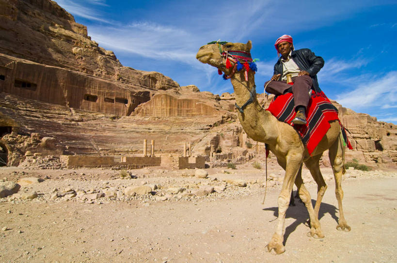 东方人,一个人,走,横图,室外,白天,仰视,民族服装,旅游,度假,石头,名胜古迹,山,山脉,标志建筑,地标,建筑,野生动物,约旦,亚洲,仅一个男性,仅一个人,阴影,遗迹,光线,石子,影子,房屋,屋子,山峰,云,云朵,古城,山峦,云彩,黄种人,古迹,文物,娱乐,建设,古建筑,骆驼,仅一个年轻男性,骑,蓝色,白云,蓝天,天空,阳光,动物,群山,天,享受,休闲,旅游胜地,放松,运输,西亚,古文明,佩特拉,沙漠之舟,原驼,佩特拉城,佩特拉古城,佩特拉遗址,约旦哈希姆王国,男人,男性,年轻男性,亚洲人,石块,岩石,步行,散步,走路,彩图,低角度拍摄,全身,传统服装,民俗服,房子