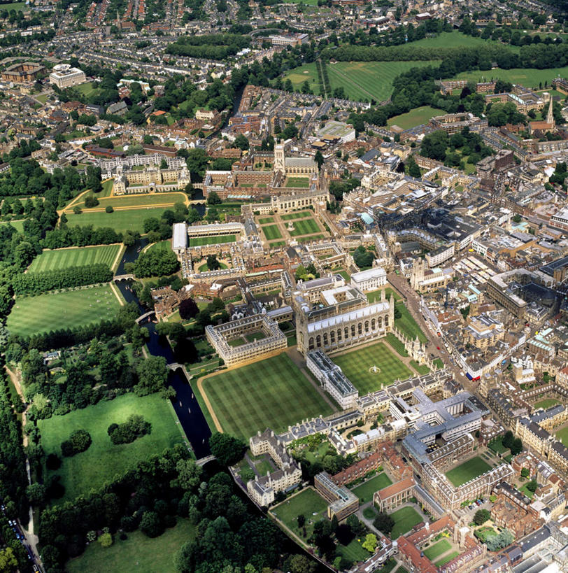 无人,家,竖图,俯视,航拍,室外,白天,旅游,度假,草地,草坪,植物,标志建筑,道路,地标,建筑,路,公路,英国,欧洲,阴影,光线,影子,房屋,屋顶,屋子,交通,顶棚,娱乐,建设,楼房,英格兰,住宅,草,树,树木,绿色,阳光,自然,享受,休闲,旅游胜地,放松,生长,成长,西欧,鸟瞰,大不列颠,大不列颠及北爱尔兰联合王国,剑桥,院校,大不列颠联合王国,日不落英帝国,高等学府,剑桥大学,英国剑桥大学,剑桥郡,马路,彩图,高角度拍摄,房子,大学