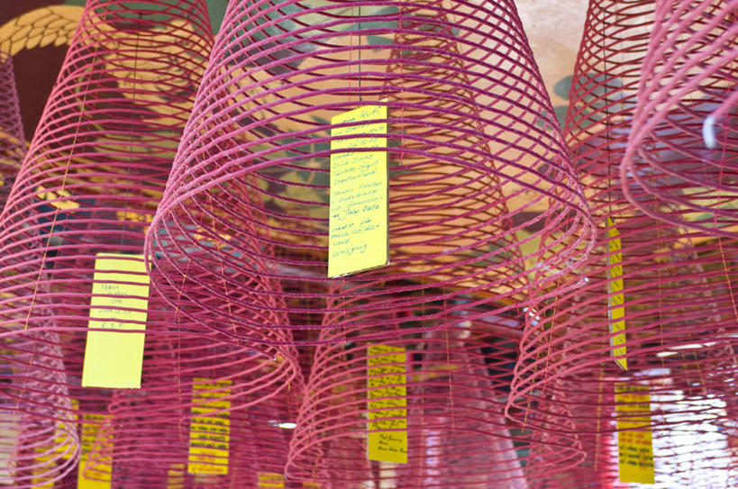 无人,横图,室外,特写,白天,仰视,旅游,度假,标志建筑,地标,建筑,蜡烛,越南,亚洲,吊挂,悬挂,阴影,节日,光线,螺旋,影子,烟雾,燃烧,挂,文化,娱乐,建设,佛香,粉色,黄色,香火,香烛,祈祷,享受,休闲,健康,旅游胜地,放松,许愿,宗教,东南亚,信仰,烧香,纪念,牌,祈求,越南社会主义共和国,会安,平安,彩图,低角度拍摄