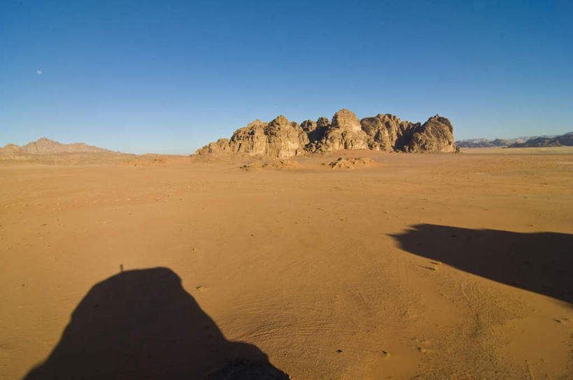 无人,横图,室外,白天,正面,旅游,度假,石头,美景,沙漠,山,山脉,约旦,亚洲,阴影,光线,沙子,石子,影子,景观,山顶,山峰,山峦,娱乐,蓝色,蓝天,天空,阳光,自然,群山,天,享受,休闲,景色,放松,晴朗,自然风光,西亚,沉积岩,万里无云,约旦哈希姆王国,颠峰,极峰,水成岩,瓦迪拉姆,瓦迪拉姆保护区,大漠,砂漠,石块,岩石,晴空,晴空万里,彩图