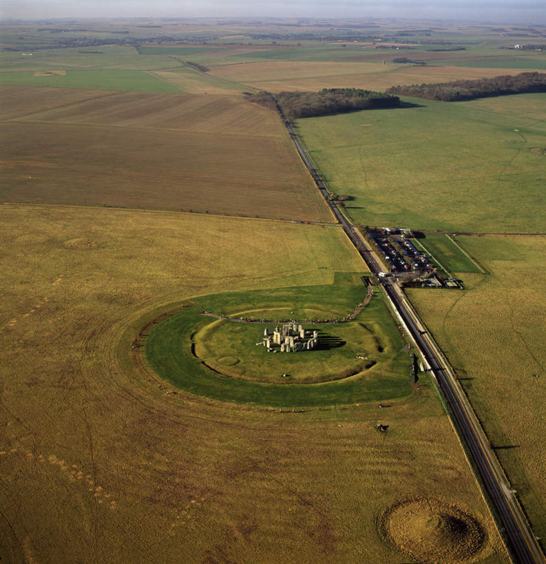 无人,农田,竖图,俯视,航拍,室外,白天,旅游,度假,庄稼,农作物,名胜古迹,植物,标志建筑,道路,地标,建筑,路,公路,英国,欧洲,阴影,遗迹,光线,影子,云,云朵,交通,云彩,古迹,历史,文物,娱乐,建设,古建筑,英格兰,巨石阵,树,树木,古代,蓝色,绿色,白云,蓝天,天空,阳光,自然,天,享受,休闲,旅游胜地,放松,生长,晴朗,成长,史前石桌,太阳神庙,环状列石,斯通亨治石栏,斯托肯立石圈,索尔兹伯里石环,西欧,鸟瞰,大不列颠,古文明,大不列颠及北爱尔兰联合王国,大不列颠联合王国,日不落英帝国,古远,晴空,马路,彩图,高角度拍摄,耕地,庄稼田