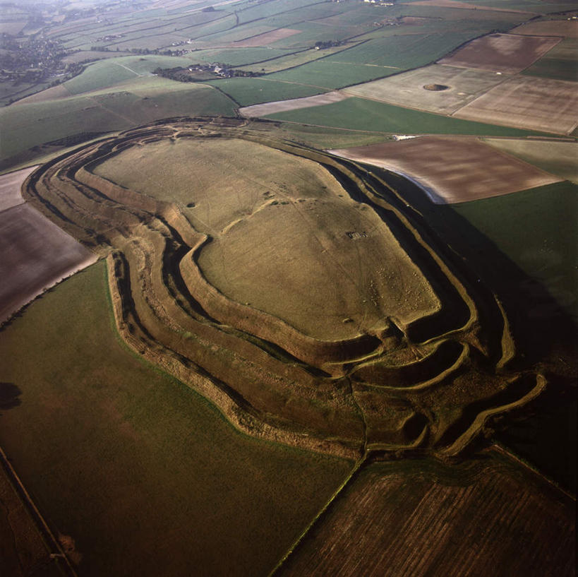 无人,农田,横图,俯视,航拍,室外,白天,旅游,度假,庄稼,农作物,石头,美景,山,山脉,英国,欧洲,阴影,丰富,丰收,朦胧,模糊,光线,石子,影子,堡垒,城堡,景观,山峰,山峦,丰盛,娱乐,阳光,自然,群山,享受,休闲,景色,放松,西欧,要塞,鸟瞰,自然风光,大不列颠,多塞特郡,大不列颠及北爱尔兰联合王国,大不列颠联合王国,日不落英帝国,丰登,丰硕,多塞特,设防,石块,岩石,彩图,高角度拍摄,耕地,庄稼田